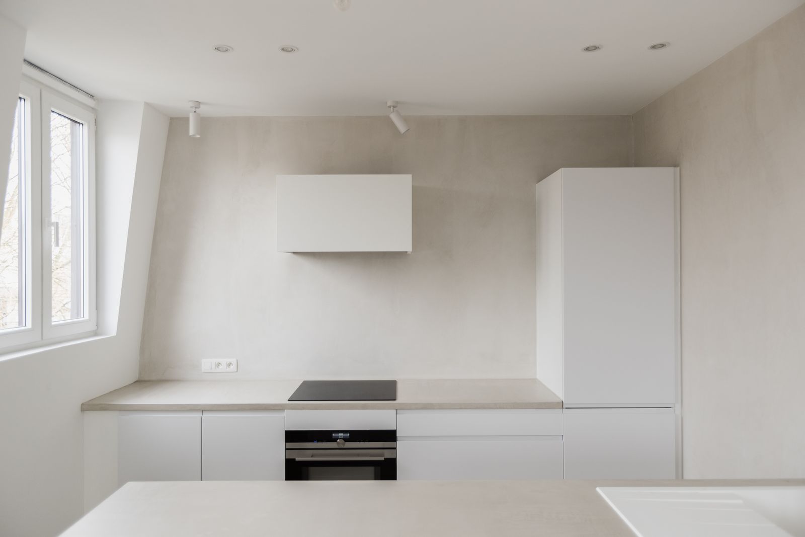 De kookwand met oven en hoge kast